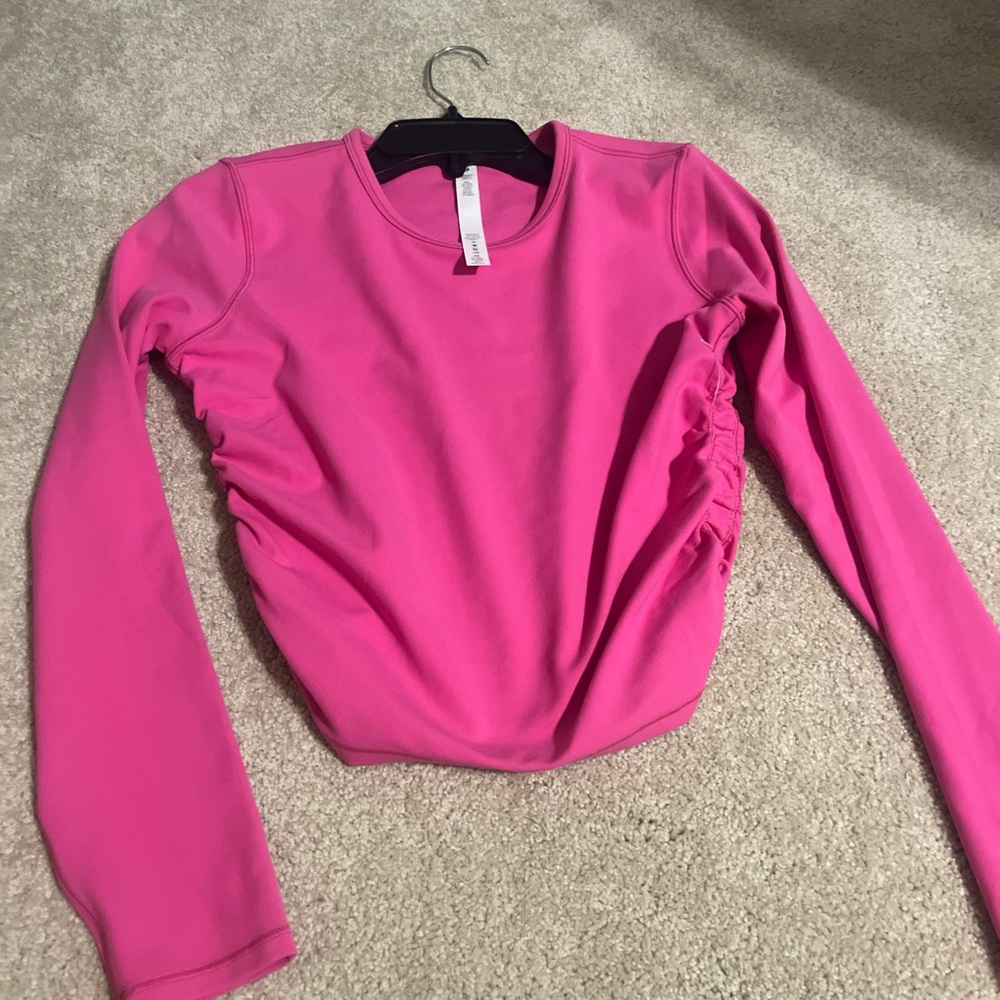Lululemon pink top in a size 6. not been worn but tags not intact